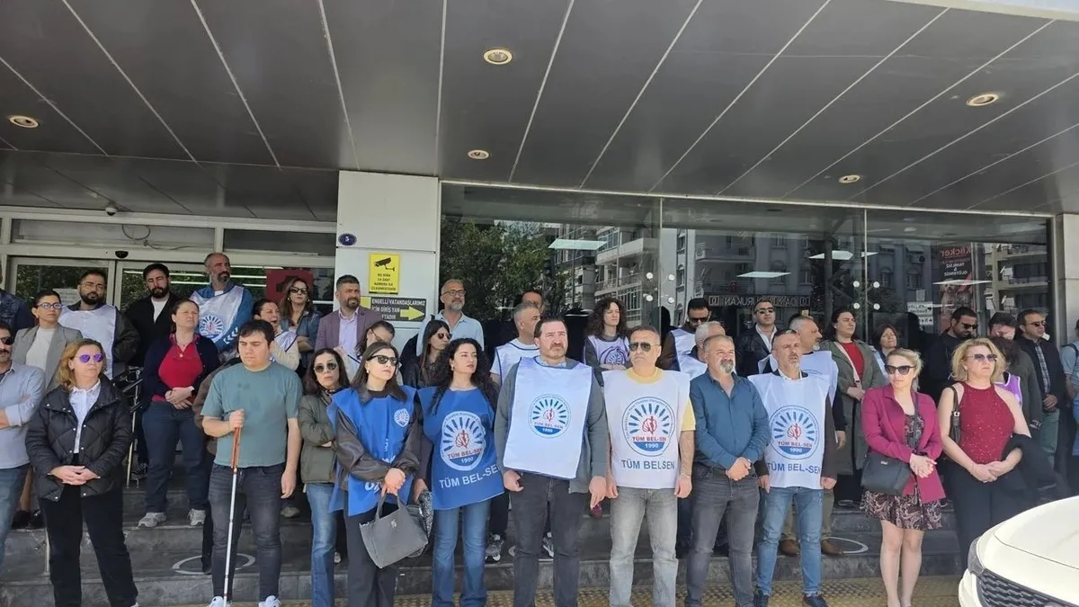 Karşıyaka Belediyesi hizmet binası önünde sendika temsilcileri açıklama yapıyor