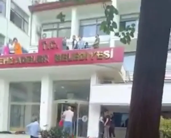 chpli-belediyede-isten-cikartilan-isci-kendini-yakmak-istedi-1713620222328.jpg