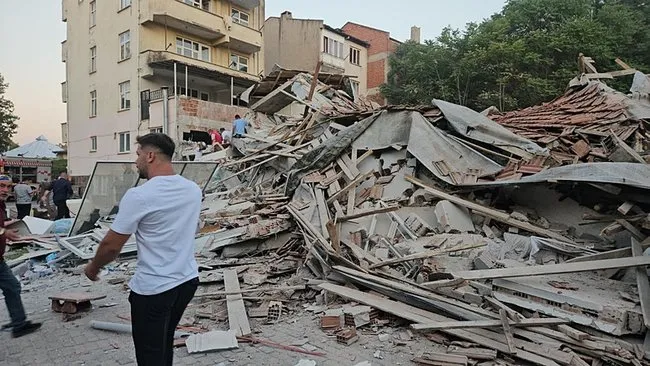 Balıkesir’deki deprem sonrası uzmanlar uyardı: Hasarlı yapılara girmeyin…