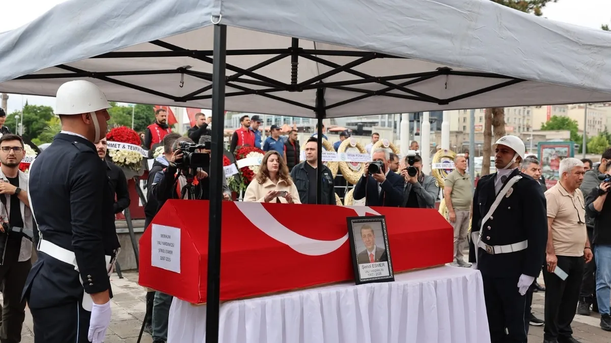 Kayseri Vali Yardımcısı Şenol Esmer'in cenaze töreninden bir görüntü.