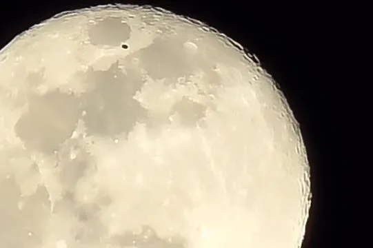 Ay üstündeki siyah disk nedir? UFO olabilir mi?