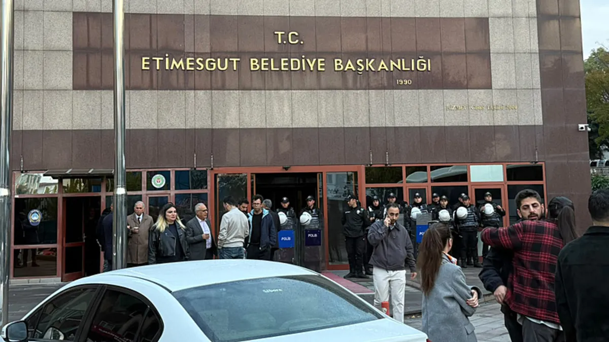 SON DAKİKA… Etimesgut Belediyesi'ne yolsuzluk operasyonunda çarpıcı detaylar! Ruhsat işlemleri için 2 milyon TL istemişler: Erdal Beşikçioğlu’nun koruması… haber görseli