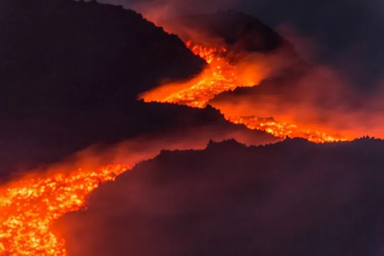 Etna, lav ve kül püskürtmeye devam ediyor.