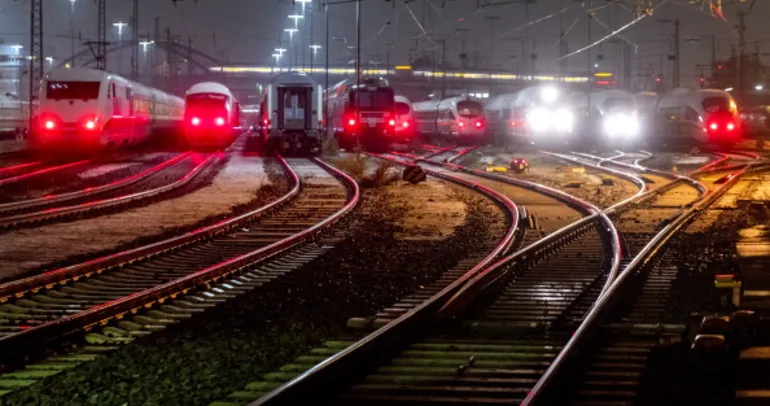 Almanya’da demir yolu kablolarını kestiler
