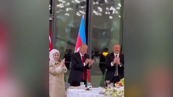 Başkan Erdoğan ve Aliyev ayakta alkışladı! Azerin’in söylediği türkü geceye damga vurdu | Video