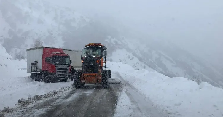 Tunceli-Erzincan karayolu kontrollü şekilde tır ve kamyon geçişlerine açıldı