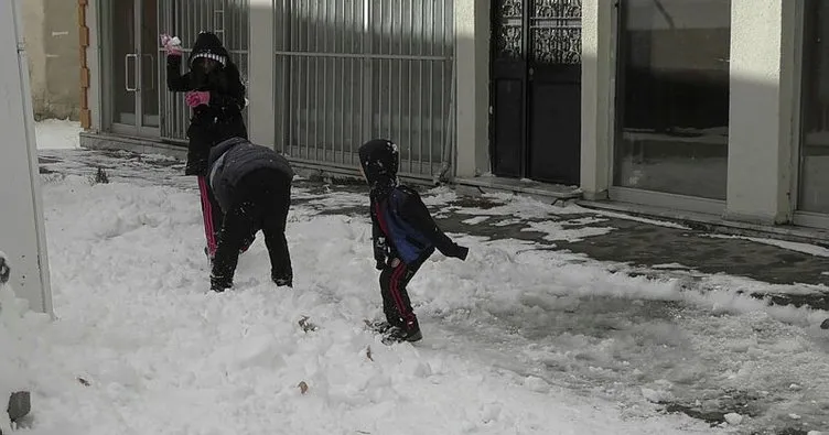 Öğrencilerin kartopu sevinci