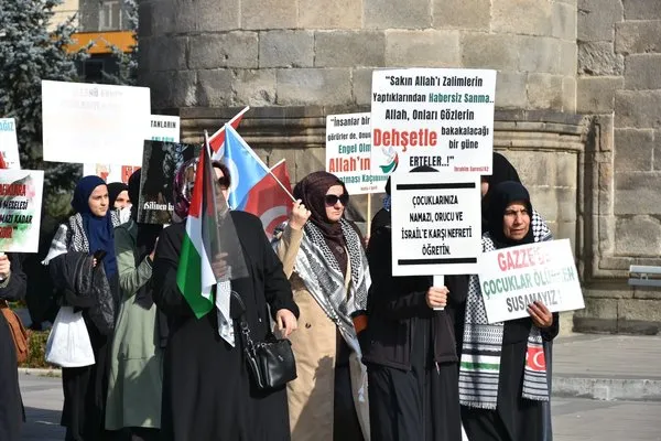 Dua etmekte olan sağlık çalışanları