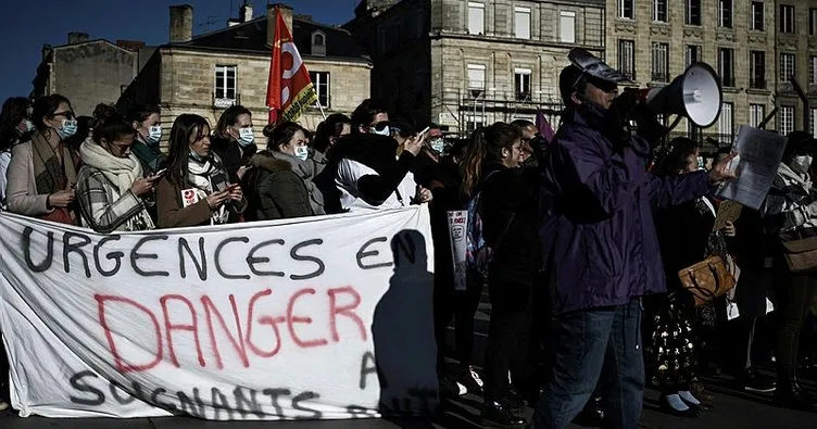 Fransa’da sağlık çalışanları sokağa indi