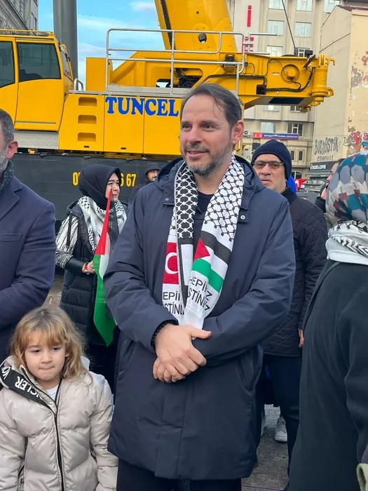 İstanbul’dan dünyaya mesaj: Berat Albayrak ve eşi Esra Albayrak da şehitlerimize rahmet Filistin’e destek için Galata’da!