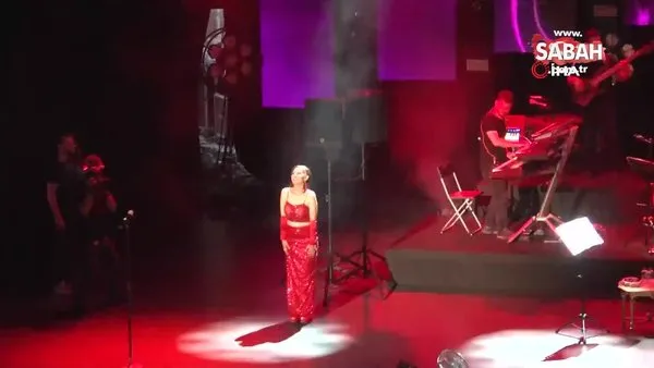 İstanbul'da pandemi sonrası ilk konser! Ünlü şarkıcı Yıldız Tilbe hayranlarıyla Harbiye Açıkhava'da buluştu | Video
