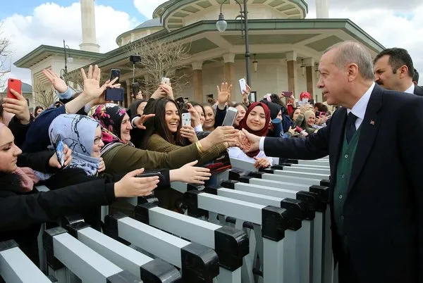 Cuma namazını Millet Camii'nde kılan vatandaşlardan Cumhurbaşkanı Erdoğan'a sevgi seli