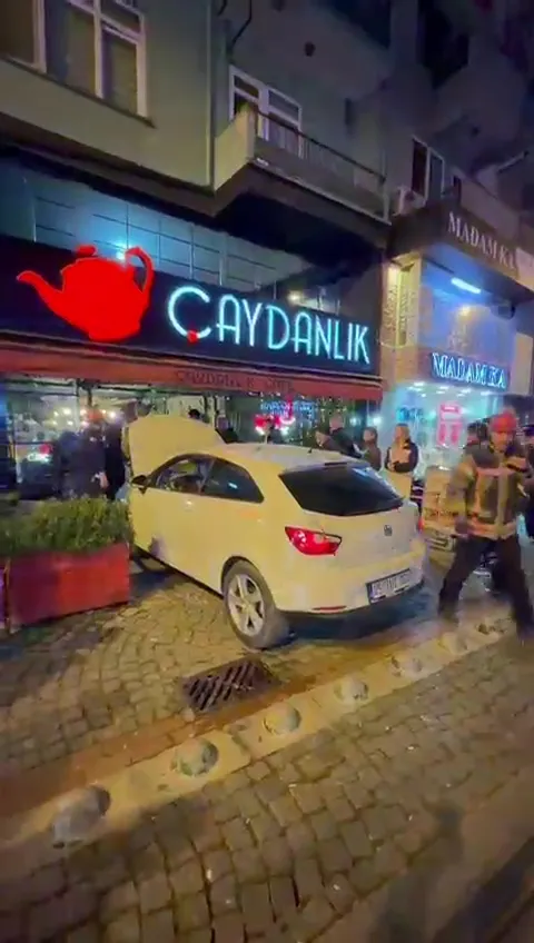 izmitte-otomobil-kafeye-daldi-2-kisi-yaralandi-1773172935648.jpg