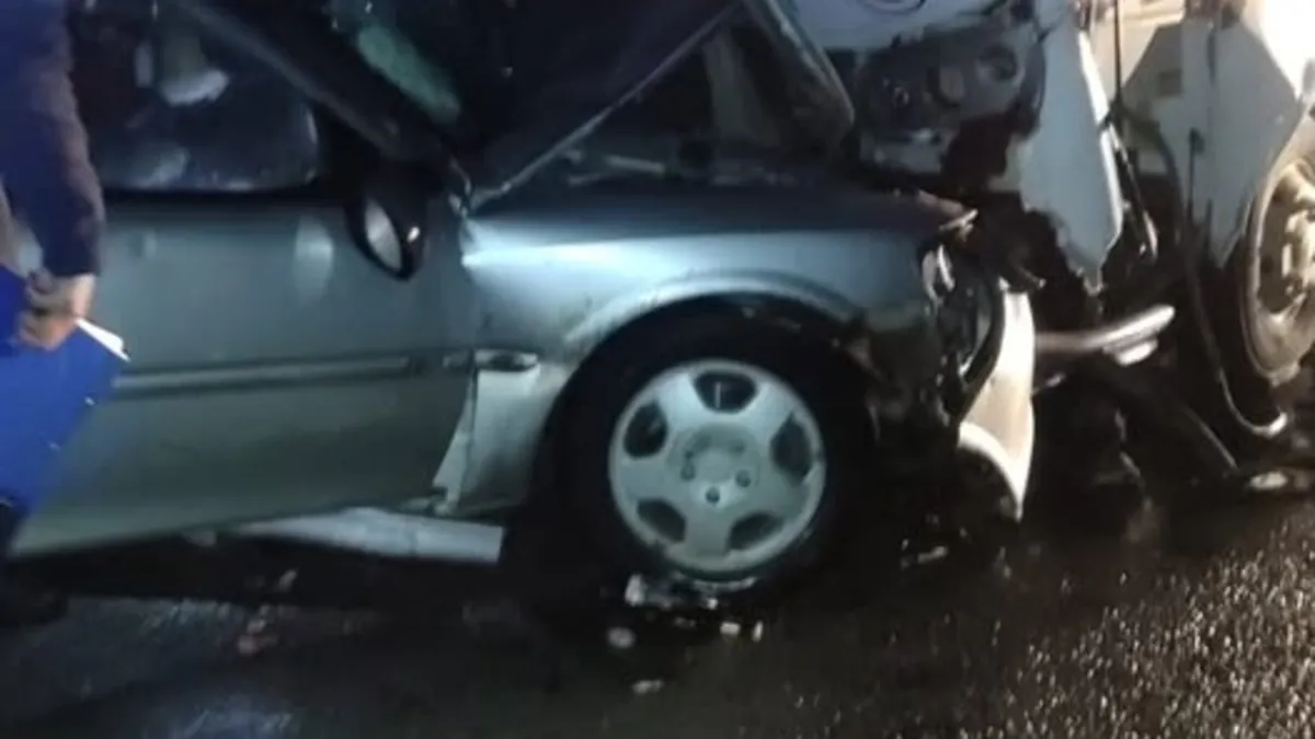 Balıkesir’de acı kaza: İşçi servisi ile otomobil çarpıştı! 1 ölü, 8 yaralı Balıkesir’de acı kaza: İşçi servisi ile otomobil çarpıştı! 1 ölü, 8 yaralı