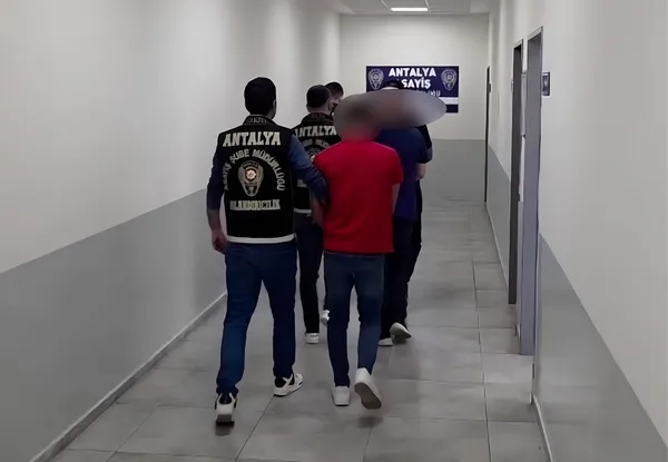 antalyada-1-milyon-225-bin-liralik-karsiliksiz-cek-dolandiriciliginda-4-kisi-tutuklandi-1781184299301.jpg