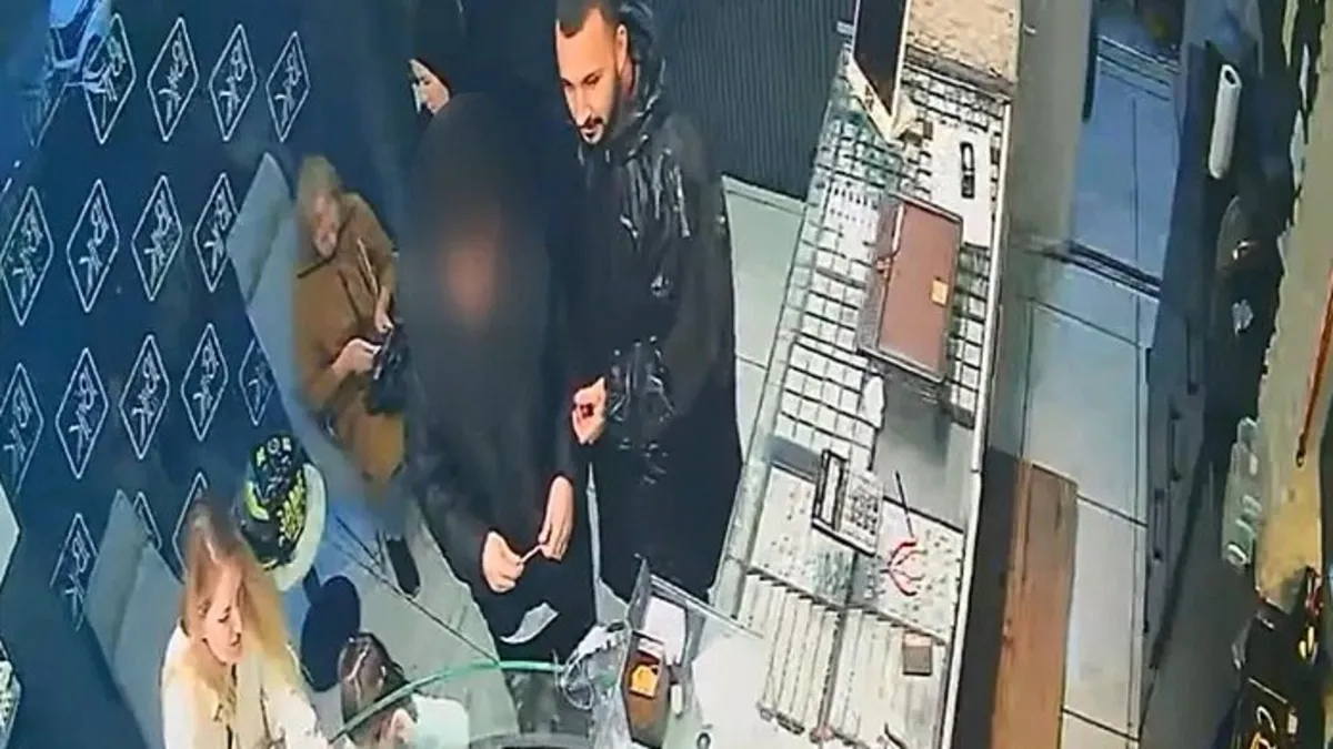 Sarıyer’de ilginç olay! Eşinin altınlarını bozdurdu; kuaförde traş olurken yakalandı Sarıyer’de ilginç olay! Eşinin altınlarını bozdurdu; kuaförde traş olurken yakalandı