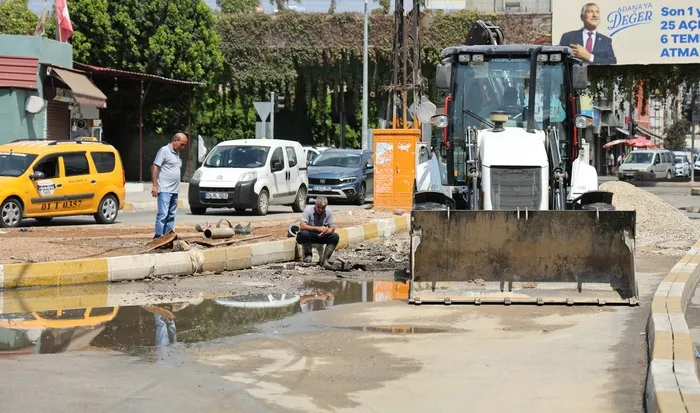 su-borusu-patladi-cadde-gole-donduadanada-su-borusu-patladi-vatandaslar-belediyeye-tepki-gosterdi-1756709061384.jpg