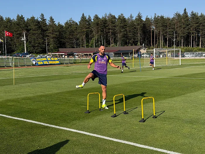 fenerbahce-yeni-sezonun-ilk-antrenmanini-yapti-skriniar-katilmadi-asensio-ayri-calisti-1782316665013.jpeg