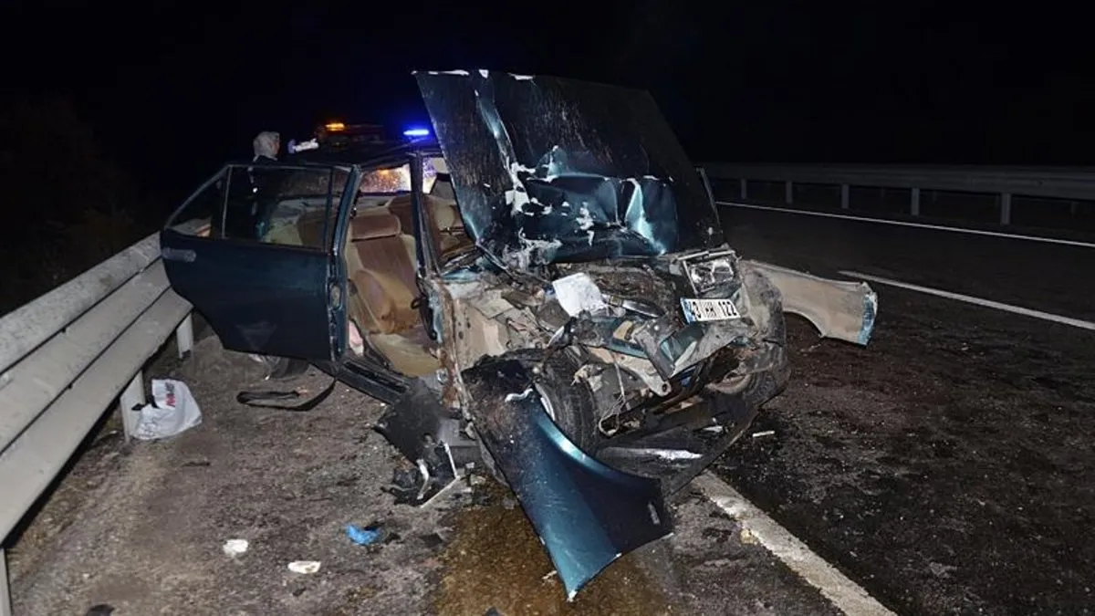 Kütahya’da otomobil kepçeye çarptı: 1 ölü 4 yaralı Kütahya’da otomobil kepçeye çarptı: 1 ölü 4 yaralı