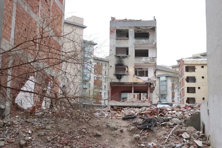 SON DAKİKA: İBB’nin kentsel dönüşüm rezaleti mahalleliyi canından bezdirdi! Mahalle korku filmini andırıyor