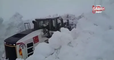 Yüksekova’da 5 metreyi geçen kar tünellerinde iş makinaları gözden kayboldu | Video