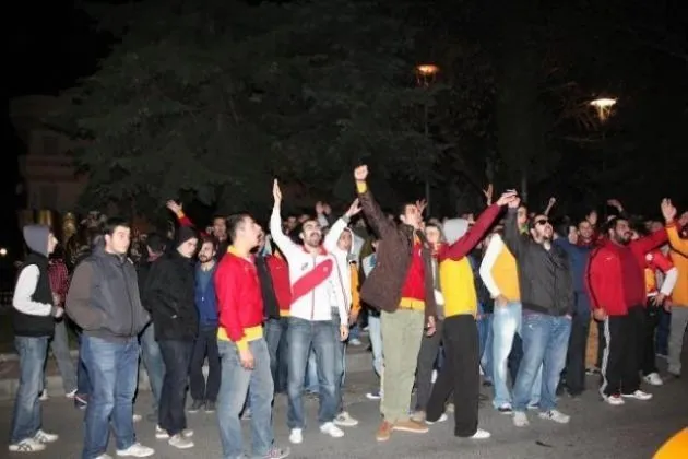 Galatasaray taraftarı Florya tesislerini bastı