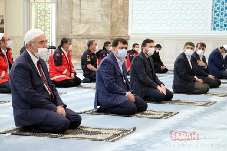 Diyanet İşleri Başkanı Ali Erbaş kısıtlı sayıda cemaatle bayram namazı kıldı