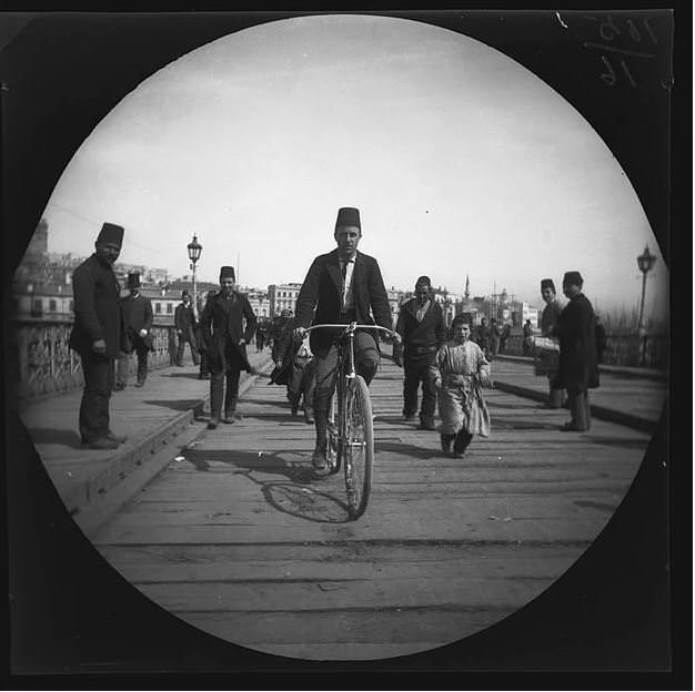 1891’de bisikletle dünya turu yapıp Türkiye’ye de uğradılar