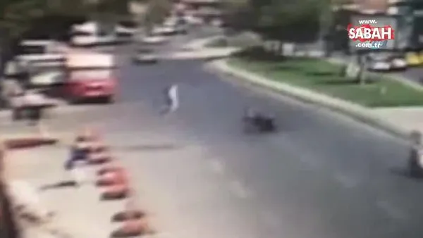 İstanbul Beyoğlu'nda motosikletli şahsın yayaya çarpıp seke seke olay yerinden kaçma anları kamerada