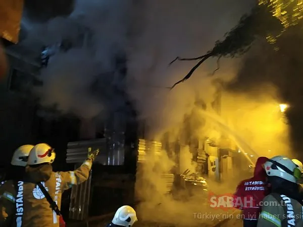 Son dakika: Fatih’te ahşap bina alev alev yandı! Çok sayıda ekip sevk edildi