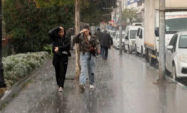 son-dakikameteoroloji-uyardi-o-illere-siddetli-yagis-ve-kar-alarmi-turkiyede-hava-degisimi-basliyor-1763015177365.jpg (917×557)