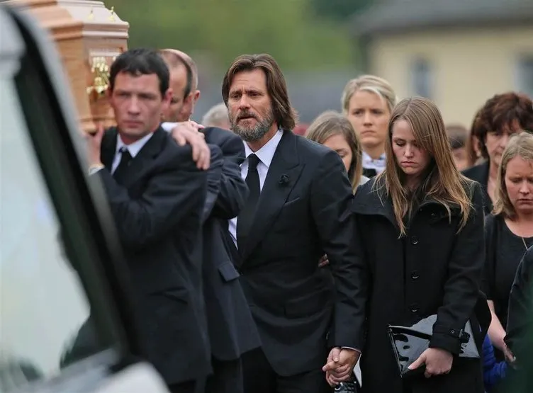 Jim Carrey sevgilisinin tabutunu omuzlarında taşıdı