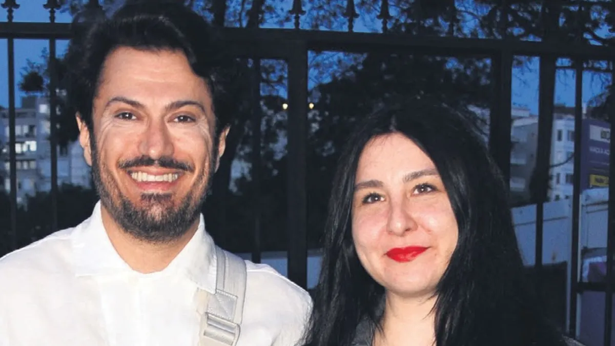 Misafir çağıran erkek yemeği yapar