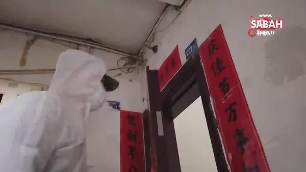 Wuhan’da polis kapı kapı gezip ateş ölçüyor | Video