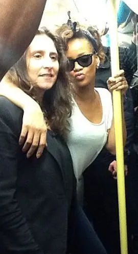 Ünlüler de metroyu kullanıyor