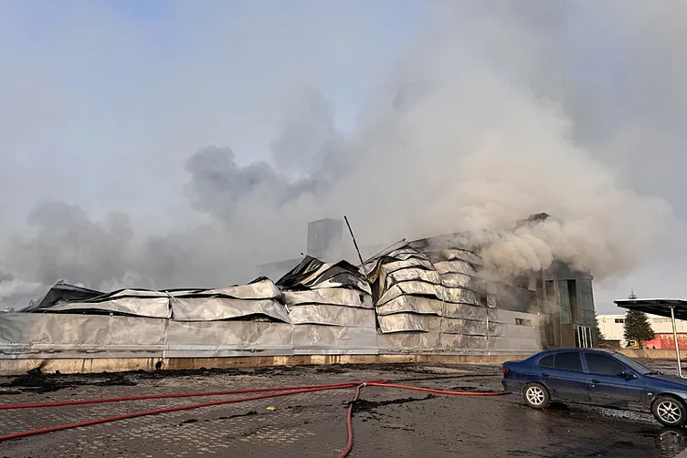 Son dakika: Kayseri’deki mobilya fabrikasında yangın: 3 kişi öldü!