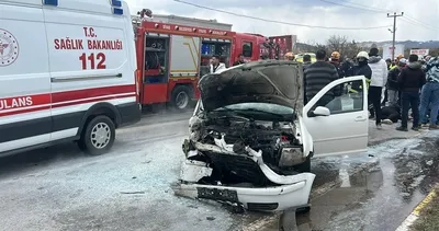 Futbolcuların içinde bulunduğu taksi ile otomobil çarpıştı: 6 yaralı #sivas