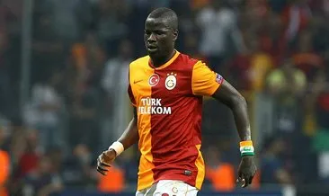 Galatasaray’ın eski yıldızı  Emmanuel Eboue çamaşırlarını elde yıkıyor!