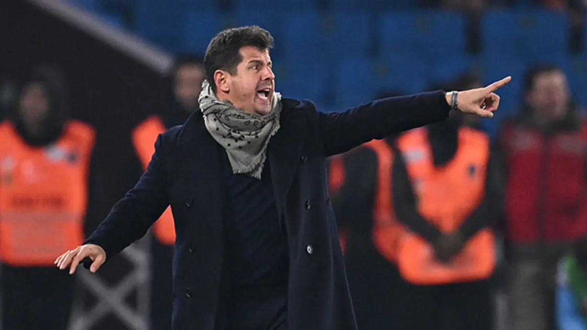 Emre Belözoğlu’ndan kırmızı kart tepkisi! Torreira örneği Emre Belözoğlu’ndan kırmızı kart tepkisi! Torreira örneği