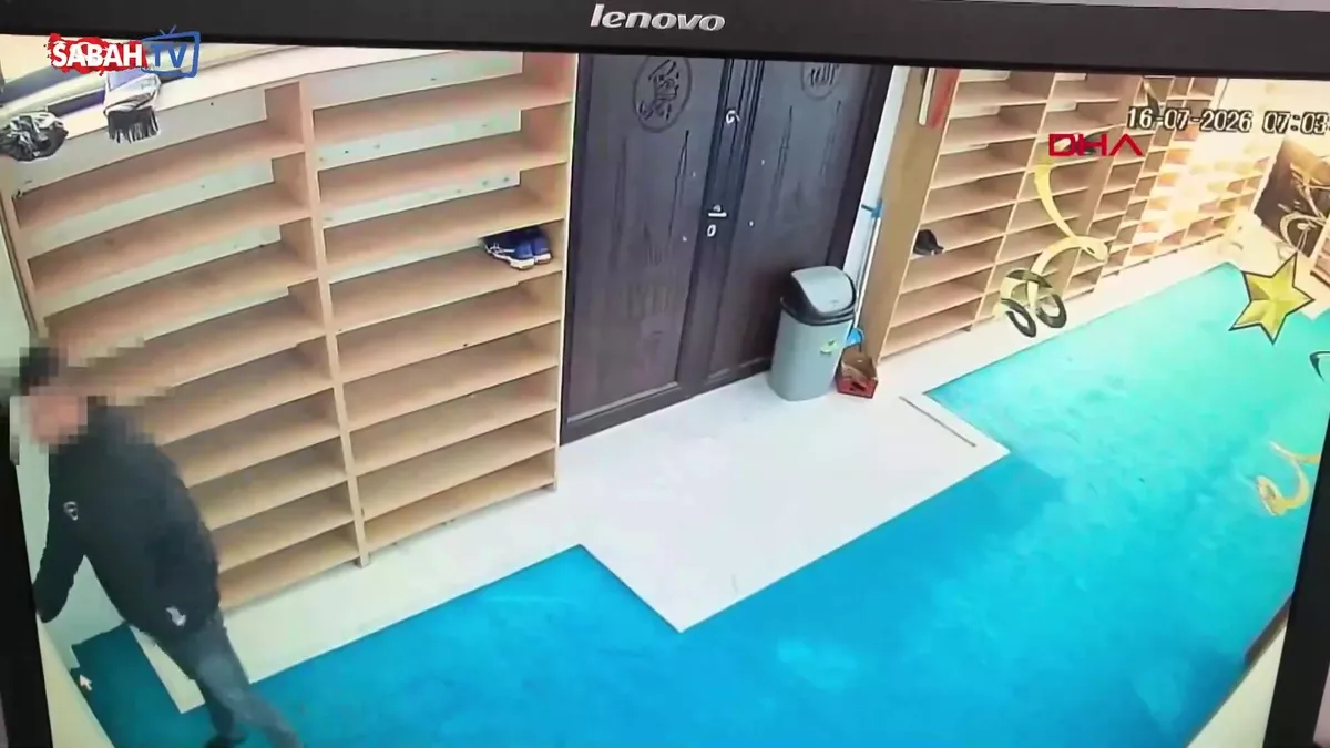 Bursa’da pes dedirten hırsızlık! Camideki yardım kutusunu kırdı, 100 bin TL çaldı: O anlar kamerada videosunu izle Bursa’da pes dedirten hırsızlık! Camideki yardım kutusunu kırdı, 100 bin TL çaldı: O anlar kamerada videosunu izle