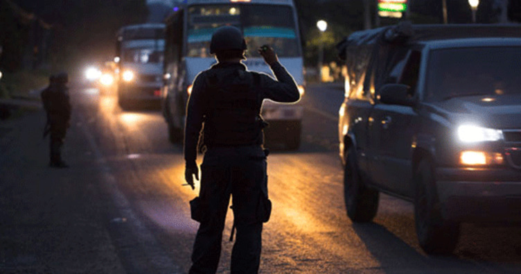 Meksika’da öğrenciler polisleri kaçırdı