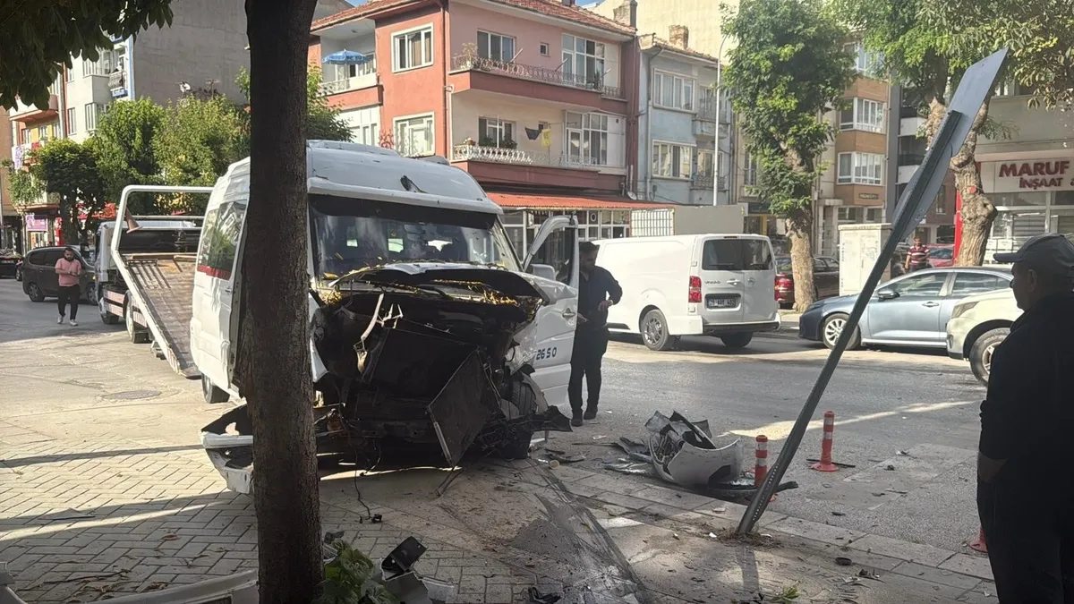 Eskişehir'de zincirleme trafik kazası sonrası araçlar ve sağlık ekipleri.