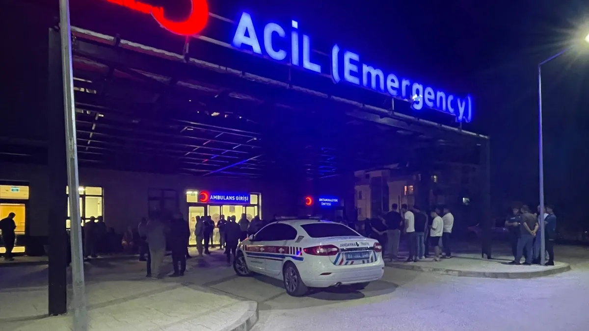Afyonkarahisar'daki düğünde yaşanan silahlı olayın ardından jandarma ekiplerinin inceleme yapması.