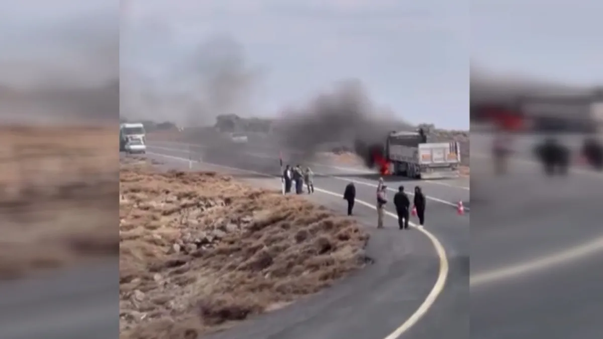 Diyarbakır’da seyir halindeki tır alev aldı Diyarbakır’da seyir halindeki tır alev aldı