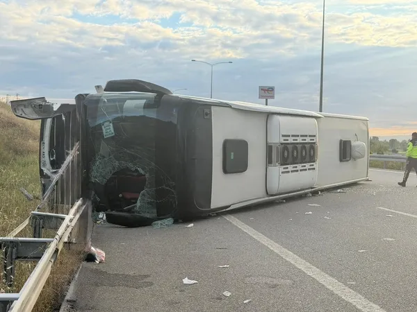 yolcu-otobusu-devrildi-38-kisi-yaralandi-1779091423027.jpg