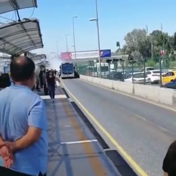 yine-metrobus-yine-yangin-seyir-halindeki-metrobusten-dumanlar-yukseldi-1658938092436.jpg