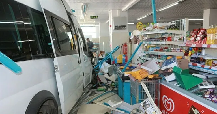 Öğrenci servisi markete daldı: 3 yaralı