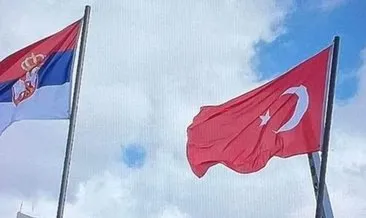 Güney Kıbrıs’ta Türk bayrağına büyük saygısızlık! Resmi görevliler elleriyle indirdi!