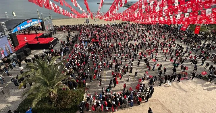 CHP Genel Başkanı Özgür Özel’in Antalya mitinginde Demirtaş ve Kavala pankartı