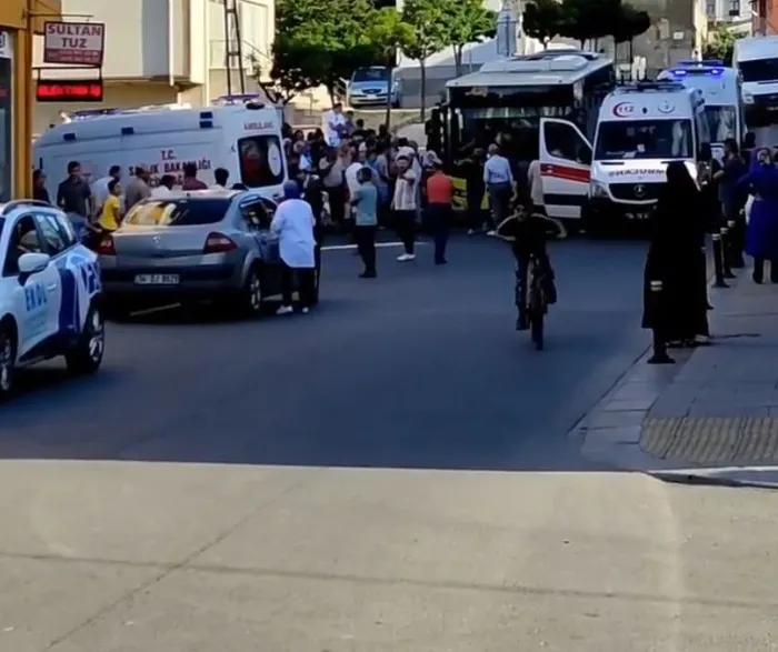 sultanbeylide-kucuk-cocuga-iett-otobusu-carpti-1658390882233.jpg